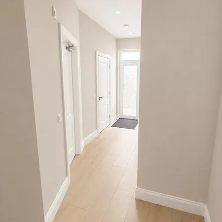 Spacious 7-bedroom Townhouse In Heart Of Сasa de vacaciones Thurles