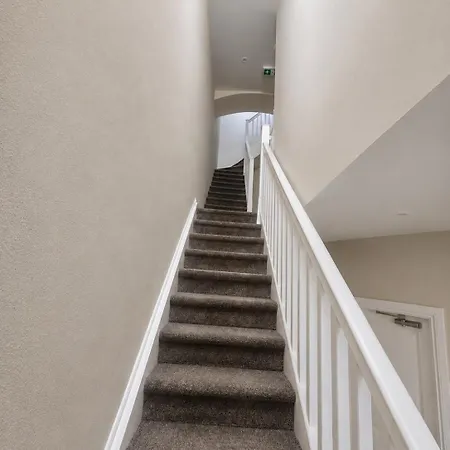 Spacious 7-bedroom Townhouse In Heart Of Сasa de vacaciones *