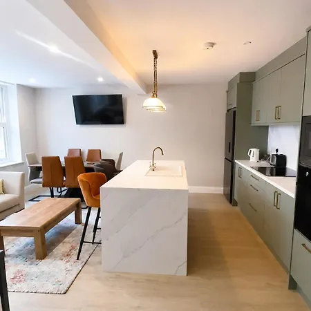 Spacious 7-bedroom Townhouse In Heart Of Сasa de vacaciones *