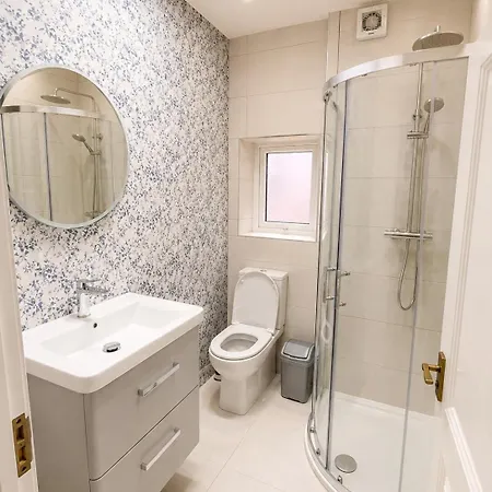 Spacious 7-bedroom Townhouse In Heart Of *
