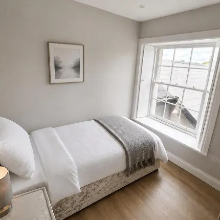 Spacious 7-bedroom Townhouse In Heart Of Thurles