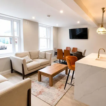 Spacious 7-bedroom Townhouse In Heart Of Сasa de vacaciones Thurles